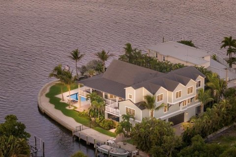 House in Holmes Beach, Florida 5 bedrooms, 464.05 sq.m. № 2134260