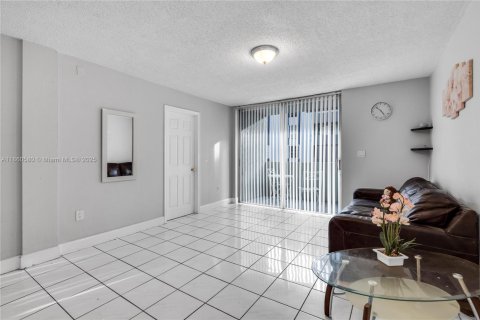 Купить кондоминиум в Хайалиа Гарденс, Флорида 2 спальни, 89.19м2, № 1960949 - фото 16