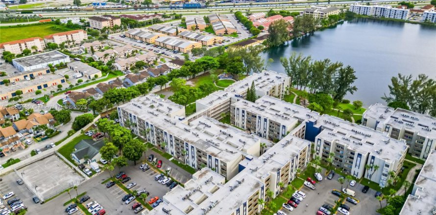 Кондоминиум с 2 спальнями в Хайалиа Гарденс, Флорида № 1960949