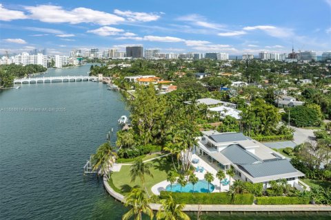 Casa en venta en Surfside, Florida, 6 dormitorios, 509.57 m2 № 1943148 - foto 1