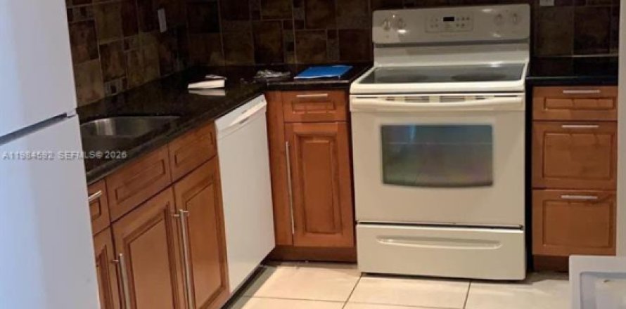 Кондоминиум с 1 спальней в Майами, Флорида № 2048082