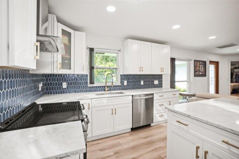 House in Dunedin, Florida 4 bedrooms, 193.7 sq.m. № 2231499 - photo 7