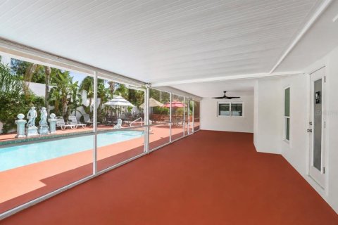 House in Dunedin, Florida 4 bedrooms, 193.7 sq.m. № 2231499 - photo 8