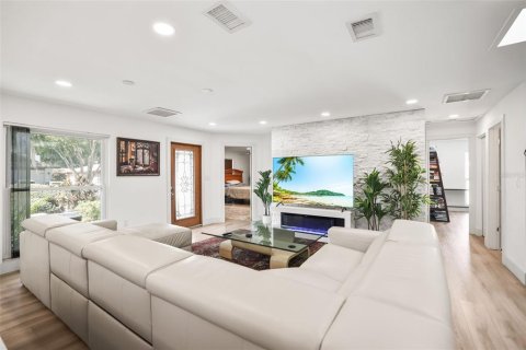 House in Dunedin, Florida 4 bedrooms, 193.7 sq.m. № 2231499 - photo 17