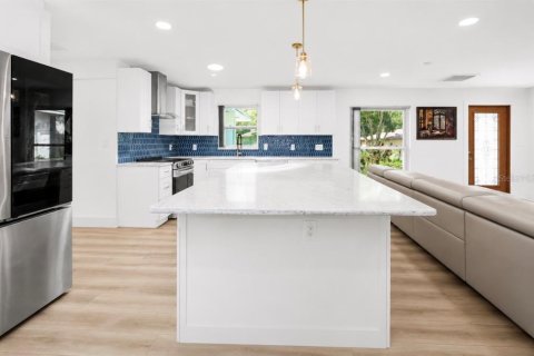 House in Dunedin, Florida 4 bedrooms, 193.7 sq.m. № 2231499 - photo 5
