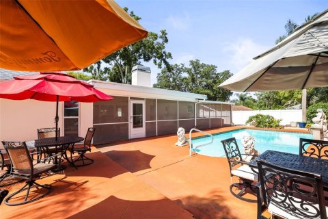 House in Dunedin, Florida 4 bedrooms, 193.7 sq.m. № 2231499 - photo 6