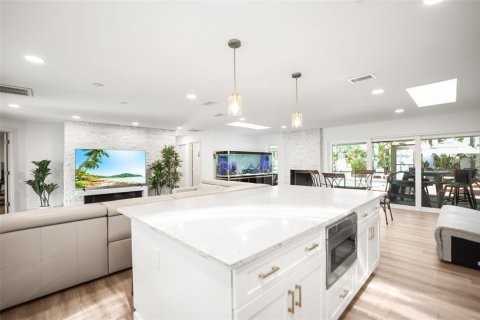 House in Dunedin, Florida 4 bedrooms, 193.7 sq.m. № 2231499 - photo 2