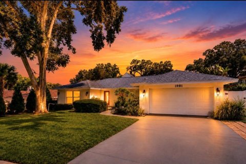 House in Dunedin, Florida 4 bedrooms, 193.7 sq.m. № 2231499