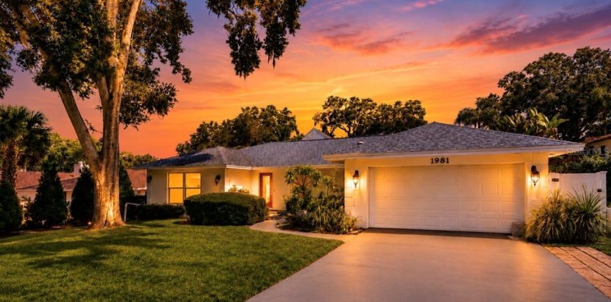 House in Dunedin, Florida 4 bedrooms, 193.7 sq.m. № 2231499