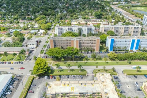 Appartement à louer à Hallandale Beach, Floride: 2 chambres, 101.45 m2 № 2390085 - photo 7