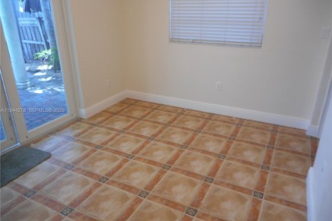 House in North Miami, Florida 3 bedrooms, 190.64 sq.m. № 2001482 - photo 21
