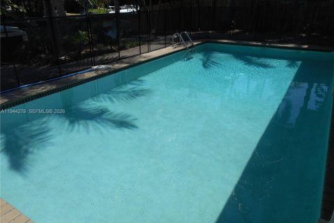 House in North Miami, Florida 3 bedrooms, 190.64 sq.m. № 2001482 - photo 13