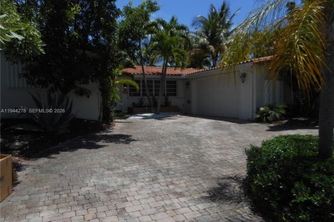House in North Miami, Florida 3 bedrooms, 190.64 sq.m. № 2001482 - photo 26