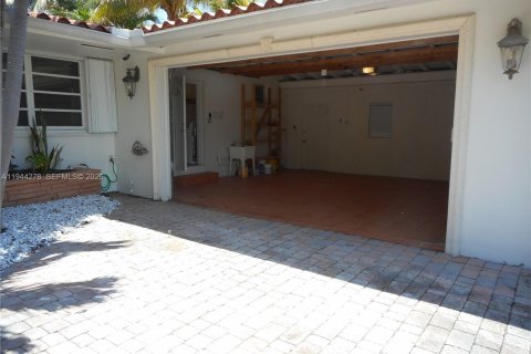 House in North Miami, Florida 3 bedrooms, 190.64 sq.m. № 2001482 - photo 3