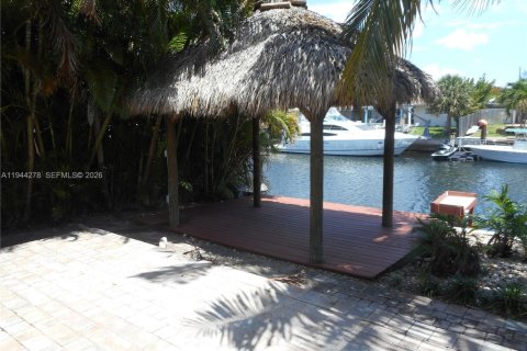 House in North Miami, Florida 3 bedrooms, 190.64 sq.m. № 2001482 - photo 14