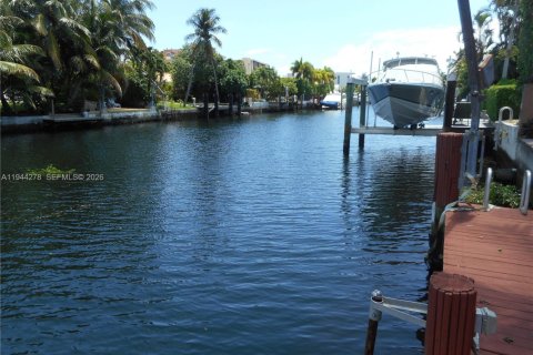 House in North Miami, Florida 3 bedrooms, 190.64 sq.m. № 2001482 - photo 16