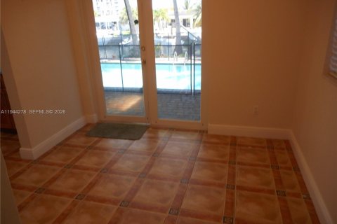 House in North Miami, Florida 3 bedrooms, 190.64 sq.m. № 2001482 - photo 7