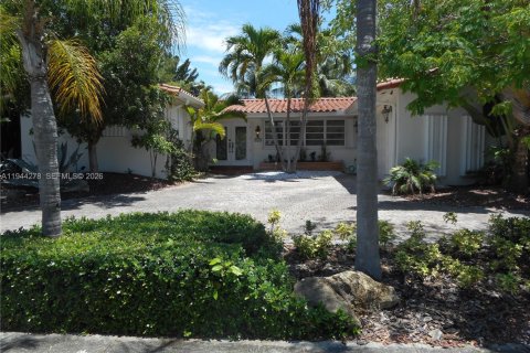 House in North Miami, Florida 3 bedrooms, 190.64 sq.m. № 2001482 - photo 2