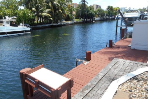 House in North Miami, Florida 3 bedrooms, 190.64 sq.m. № 2001482 - photo 15