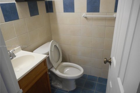 House in North Miami, Florida 3 bedrooms, 190.64 sq.m. № 2001482 - photo 23