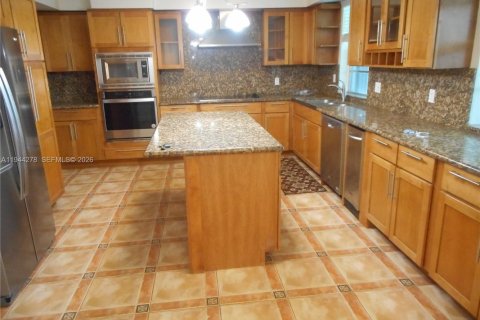 House in North Miami, Florida 3 bedrooms, 190.64 sq.m. № 2001482 - photo 4