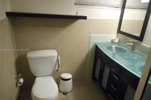 House in North Miami, Florida 3 bedrooms, 190.64 sq.m. № 2001482 - photo 17