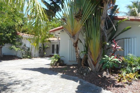 House in North Miami, Florida 3 bedrooms, 190.64 sq.m. № 2001482