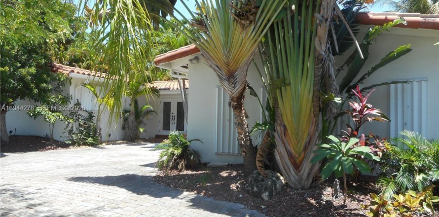 House in North Miami, Florida 3 bedrooms, 190.64 sq.m. № 2001482