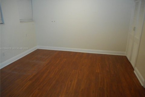House in North Miami, Florida 3 bedrooms, 190.64 sq.m. № 2001482 - photo 8