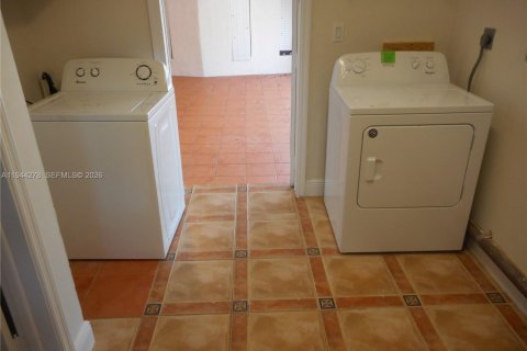 House in North Miami, Florida 3 bedrooms, 190.64 sq.m. № 2001482 - photo 25