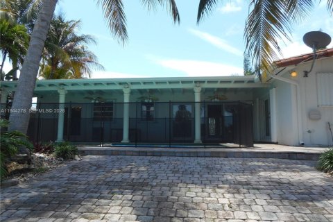House in North Miami, Florida 3 bedrooms, 190.64 sq.m. № 2001482 - photo 11