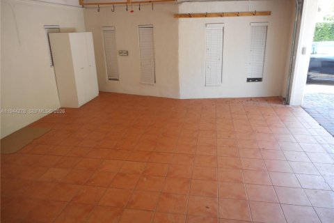 House in North Miami, Florida 3 bedrooms, 190.64 sq.m. № 2001482 - photo 9