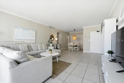 Condominio en venta en Miami Beach, Florida, 1 dormitorio, 89.19 m2 № 2077232 - foto 3