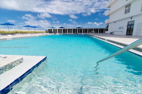 Condominio en venta en Miami Beach, Florida, 1 dormitorio, 89.19 m2 № 2077232 - foto 21