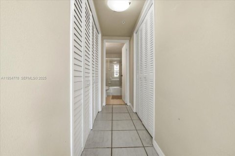 Condominio en venta en Miami Beach, Florida, 1 dormitorio, 89.19 m2 № 2077232 - foto 13