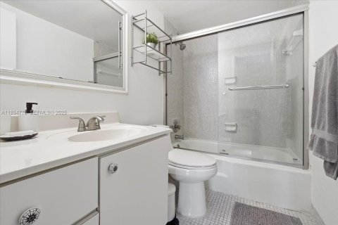 Condominio en venta en Miami Beach, Florida, 1 dormitorio, 89.19 m2 № 2077232 - foto 14