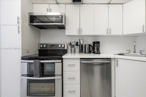 Condominio en venta en Miami Beach, Florida, 1 dormitorio, 89.19 m2 № 2077232 - foto 16