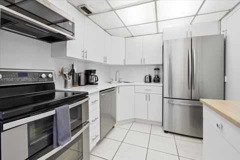 Condominio en venta en Miami Beach, Florida, 1 dormitorio, 89.19 m2 № 2077232 - foto 15