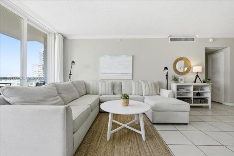 Condominio en venta en Miami Beach, Florida, 1 dormitorio, 89.19 m2 № 2077232 - foto 2