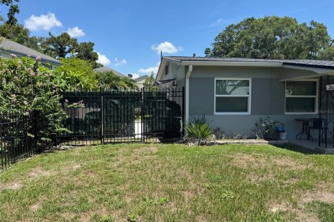 Apartment in Saint Petersburg, Florida 2 bedrooms, 62.43 sq.m. № 2209155 - photo 2