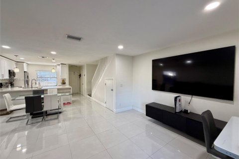 Casa en venta en Pembroke Pines, Florida, 3 dormitorios, 123.75 m2 № 1695633 - foto 4