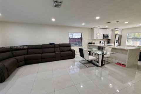 Casa en venta en Pembroke Pines, Florida, 3 dormitorios, 123.75 m2 № 1695633 - foto 6