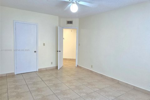 Снять в аренду кондоминиум в Дорал, Флорида 1 спальня, 65.96м2, № 1988883 - фото 9