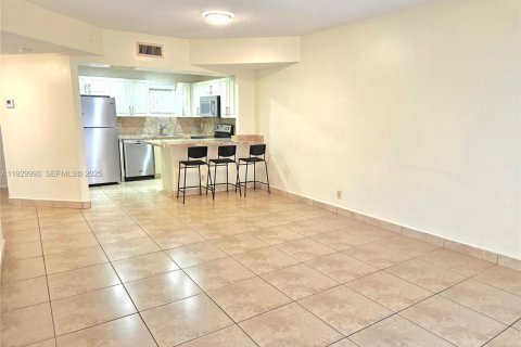Снять в аренду кондоминиум в Дорал, Флорида 1 спальня, 65.96м2, № 1988883 - фото 4