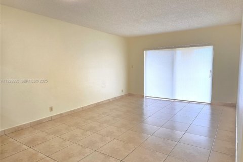 Снять в аренду кондоминиум в Дорал, Флорида 1 спальня, 65.96м2, № 1988883 - фото 5