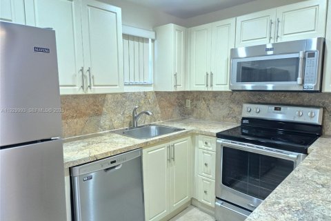 Снять в аренду кондоминиум в Дорал, Флорида 1 спальня, 65.96м2, № 1988883 - фото 2