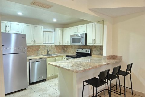 Снять в аренду кондоминиум в Дорал, Флорида 1 спальня, 65.96м2, № 1988883 - фото 1