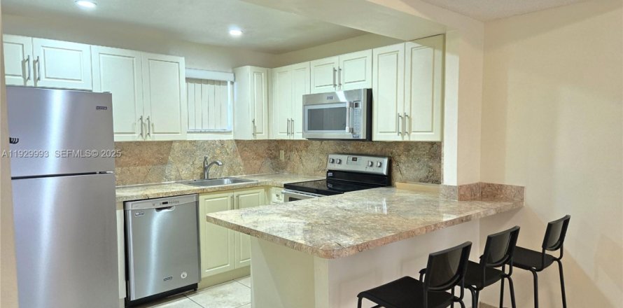 Кондоминиум с 1 спальней в Дорал, Флорида № 1988883