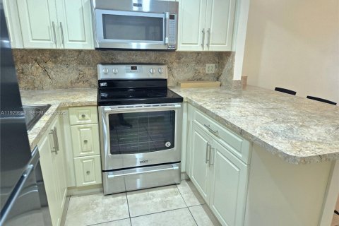 Снять в аренду кондоминиум в Дорал, Флорида 1 спальня, 65.96м2, № 1988883 - фото 3