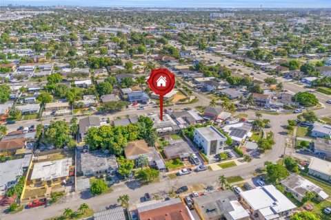 Villa ou maison à vendre à Hialeah, Floride: 6 chambres, 242.57 m2 № 2008437 - photo 9